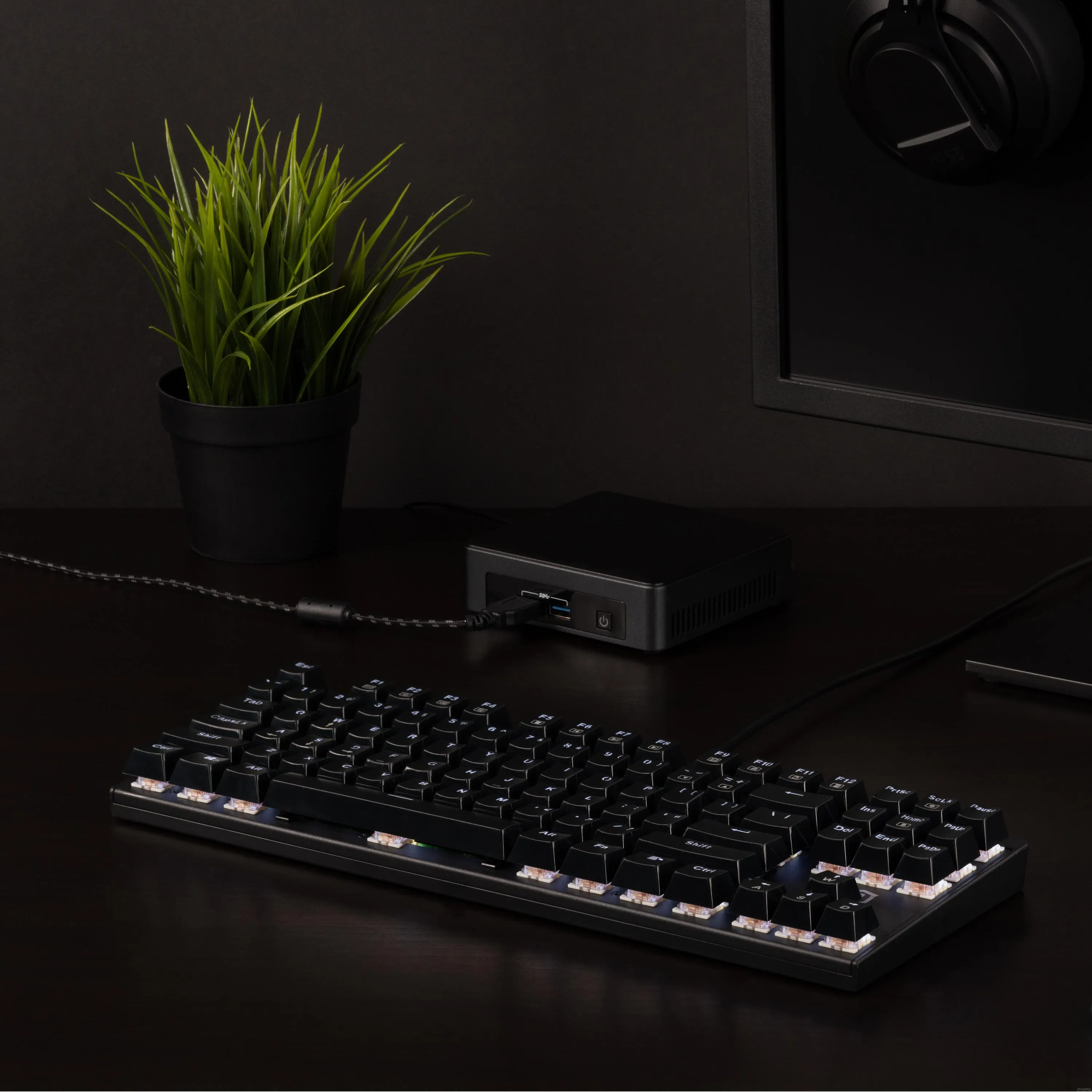 Plugable Compact 87-Key Mechanical Keyboard With Red-Style Switches